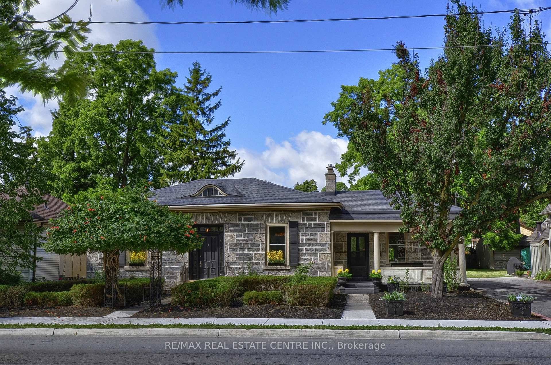 Historically amazing. For more than 150 years this limestone bungaloft cottage has been charming it's way through the decades.