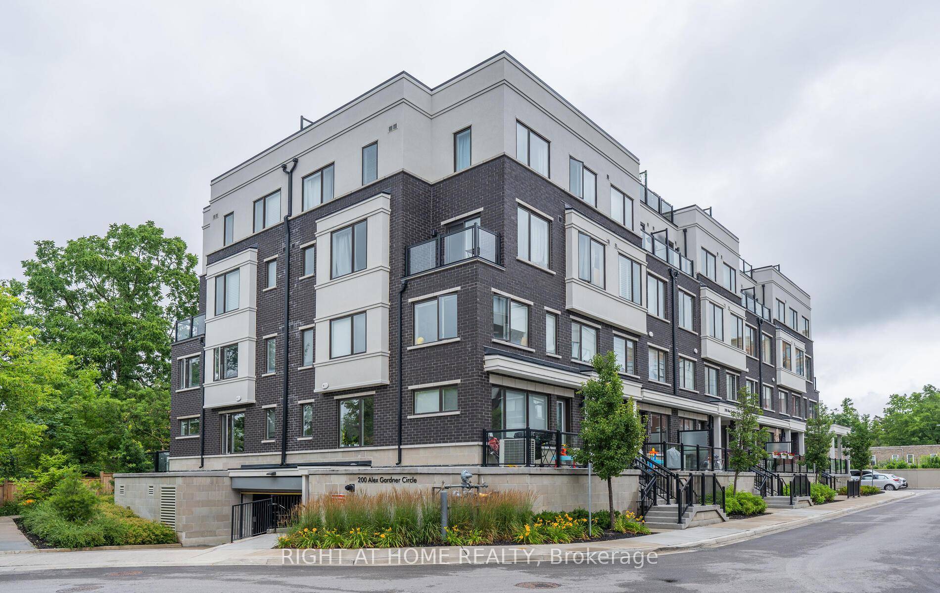 Luxury Stackable Townhouse In Demand Locations At Yonge Wellington.