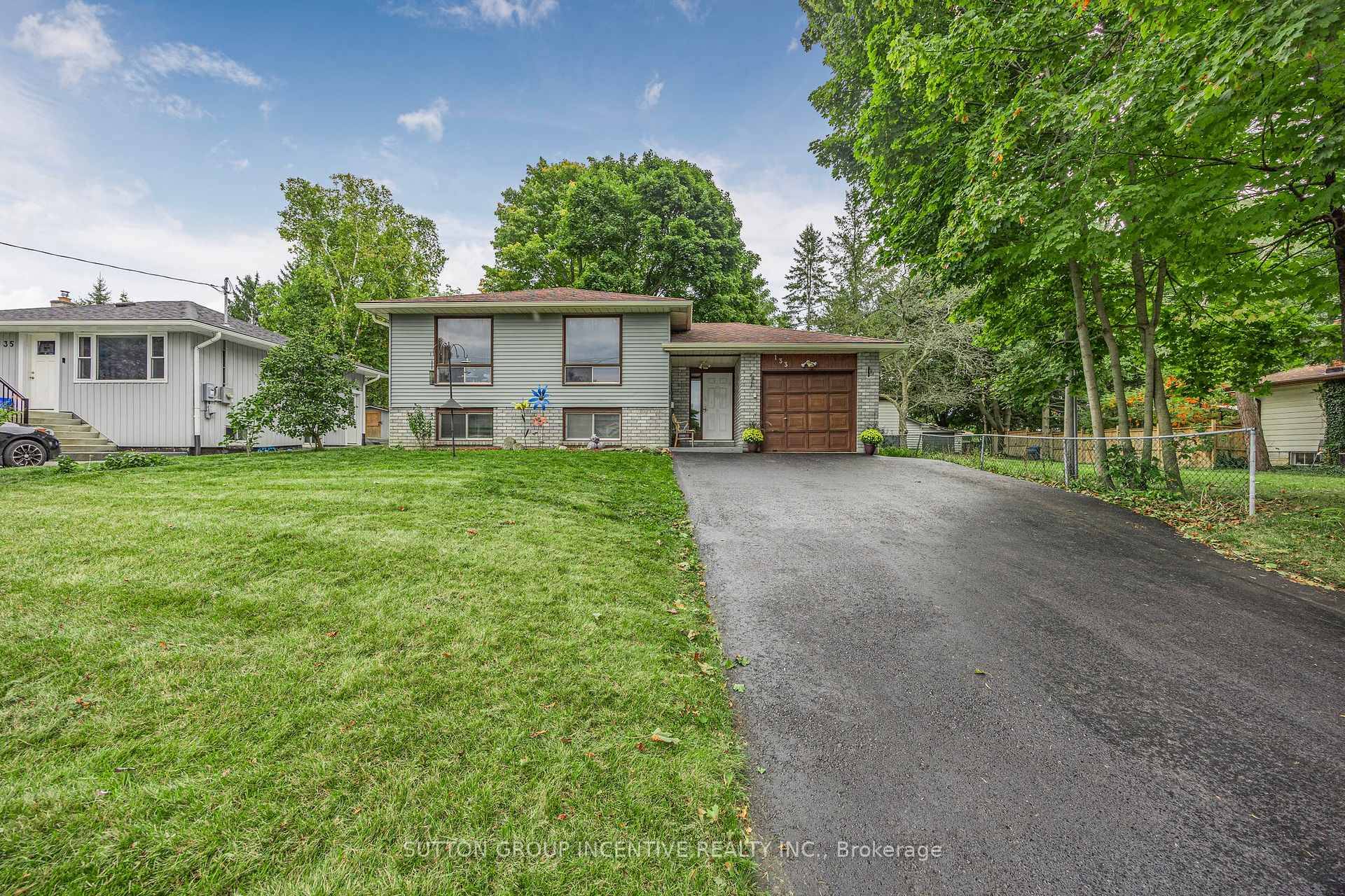 PRIDE OF OWNERSHIP FOR THIS RAISED BUNGALOW WITH HIGH DEMAND 2 BEDROOM APARTMENT IN LOWER LEVEL NEAR COLLEGE HOSPITAL HWY 400 !