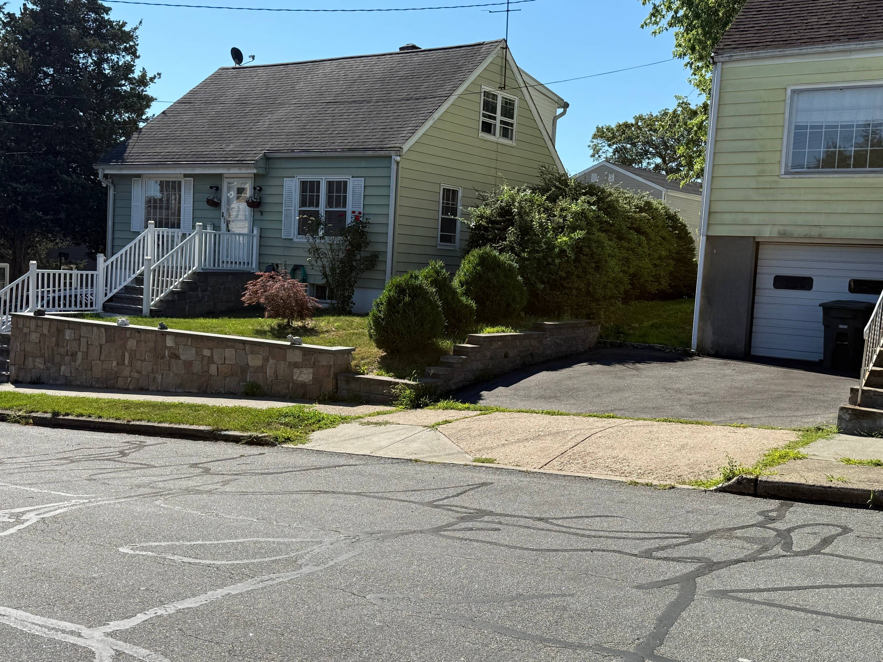 Charming Cape Cod in North End !