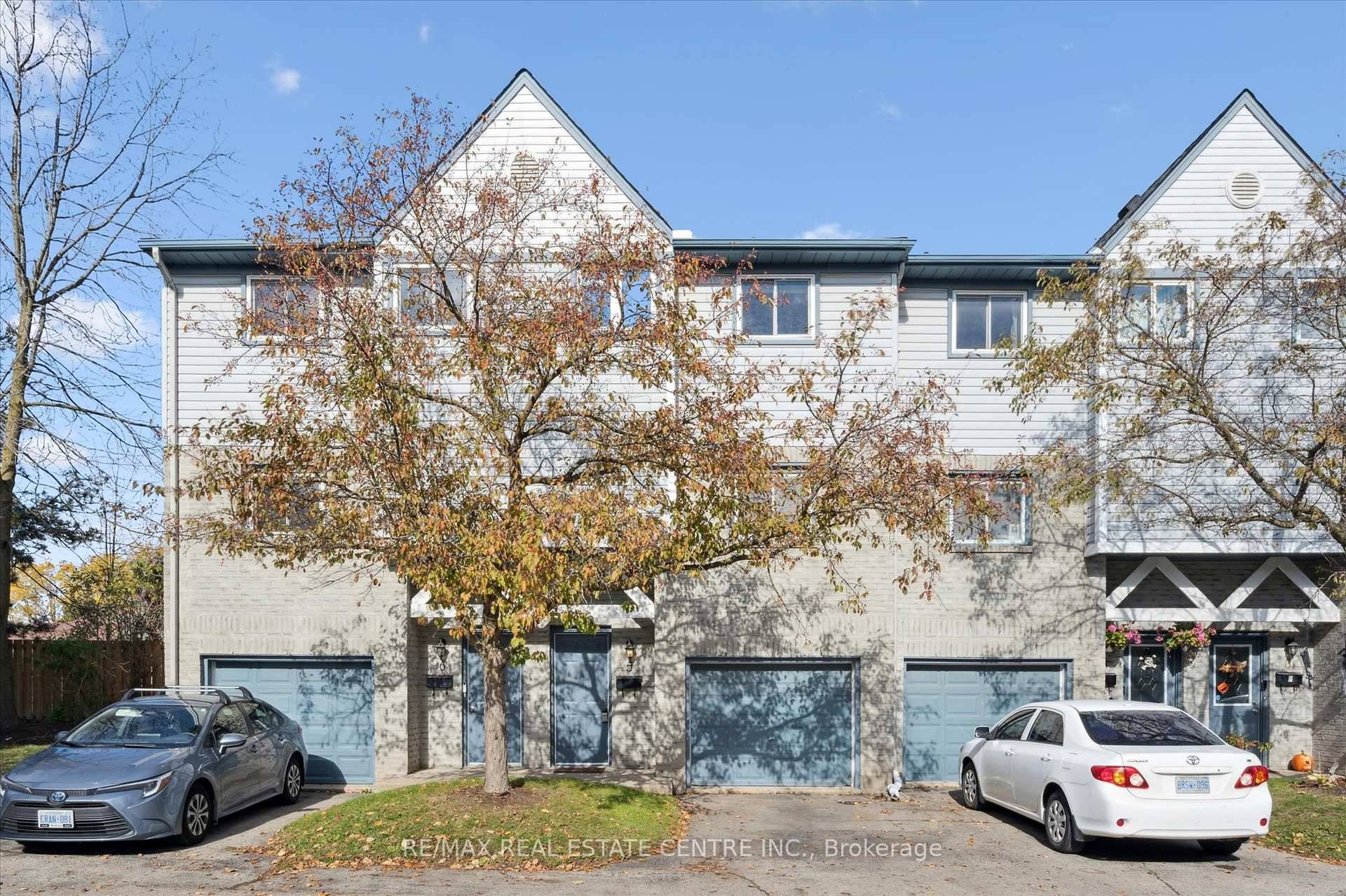 RemarksPublic Remarks Immaculate 3 bed, 2 bath carpet free multi level condo townhome located in the sought after neighbourhood of Beechwood West.