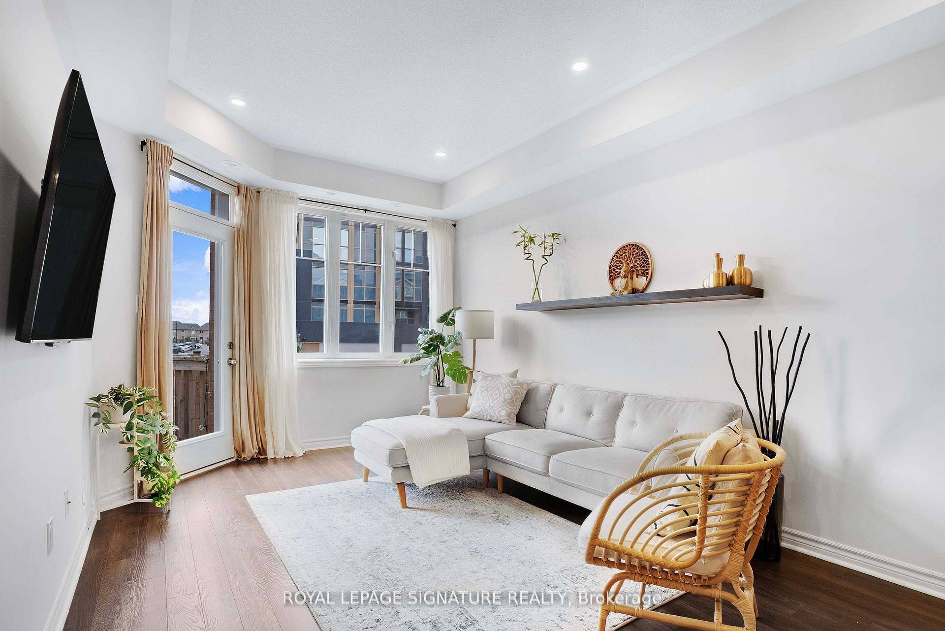 Exquisite amp ; Spacious 2 Bedroom, 2 Bathroom Stacked Townhouse Nestled In A Quiet Cul De Sac Complex In Oakville's Highly Sought After West Oak Trails Neighbourhood.