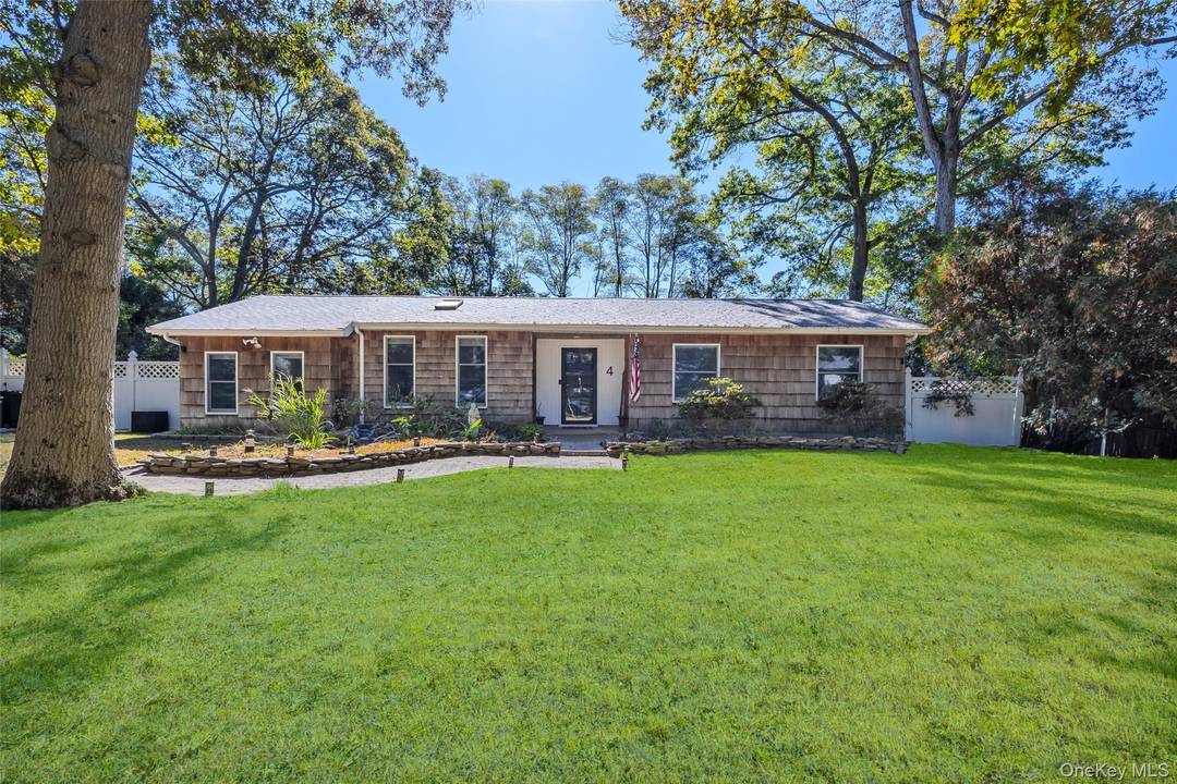 Sprawling 5 Bedroom Ranch on 1 2 acre with inground pool !