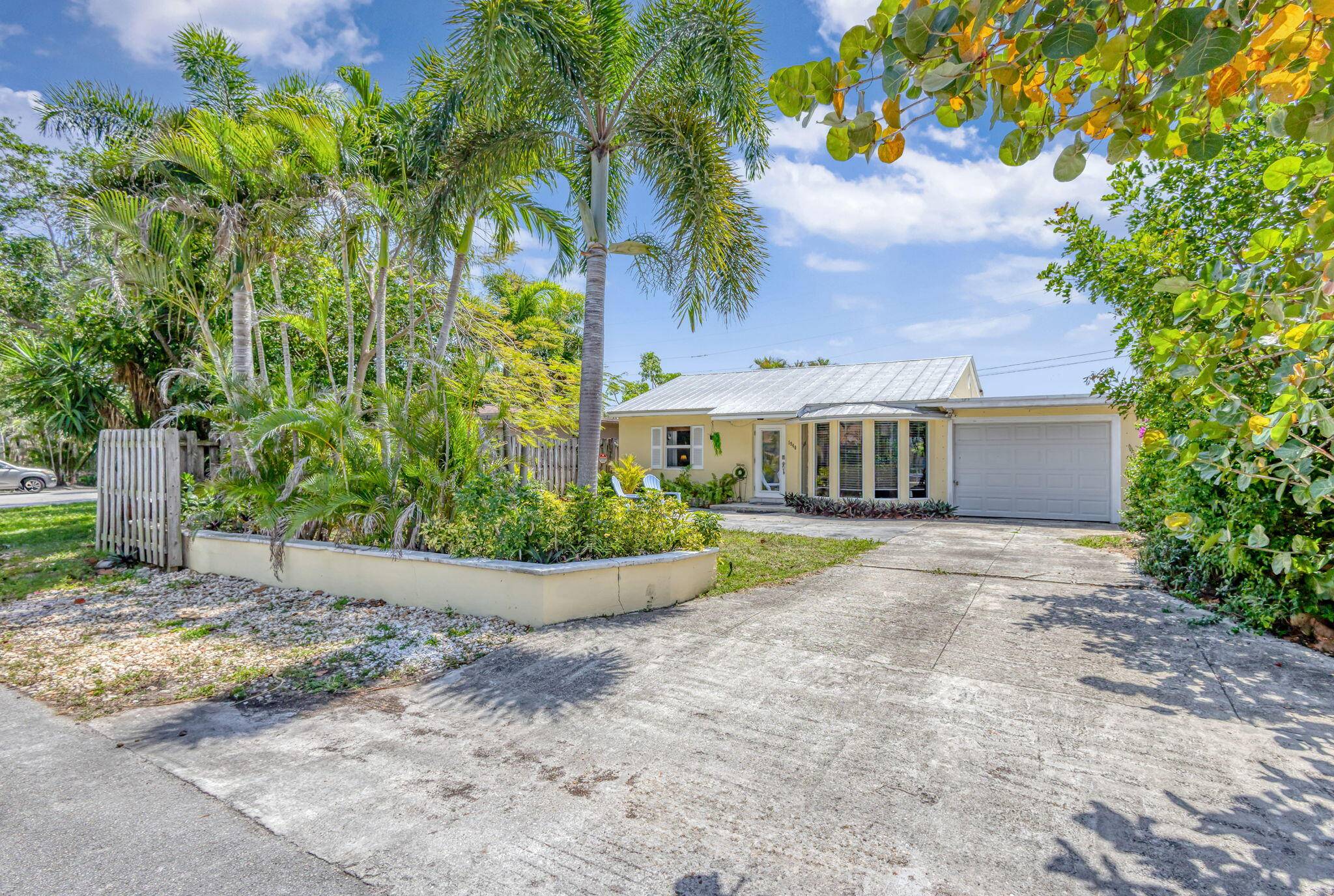 NO HOA ! ''Under Air'' is 780 sqft.