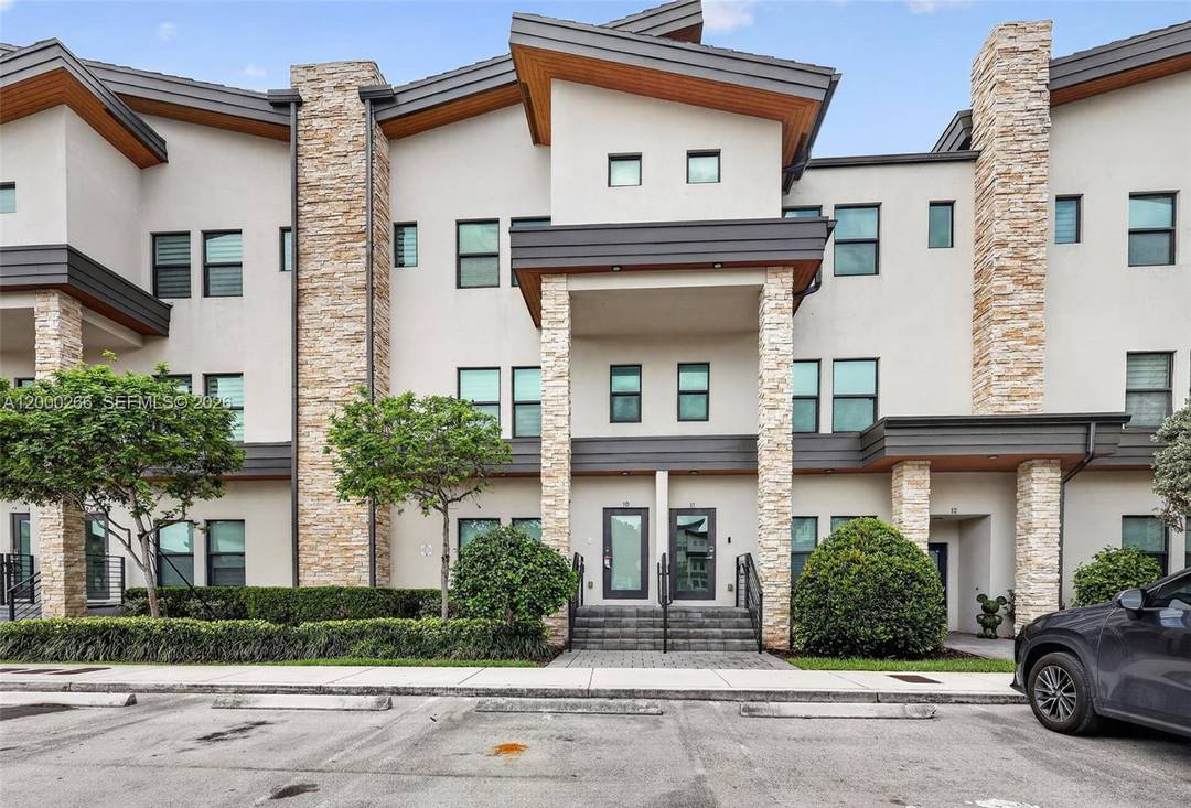Modern split level contemporary townhome in the highly sought after Highland at Park Central.