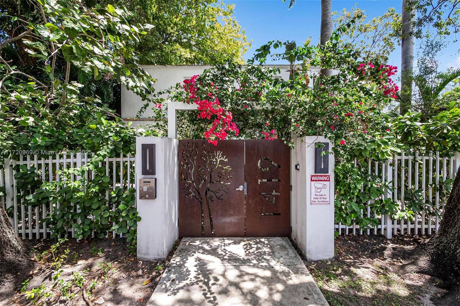 Luxurious One Bedroom Residence in a Completely Renovated 2015 Condo with 1 One assigned Parking space.