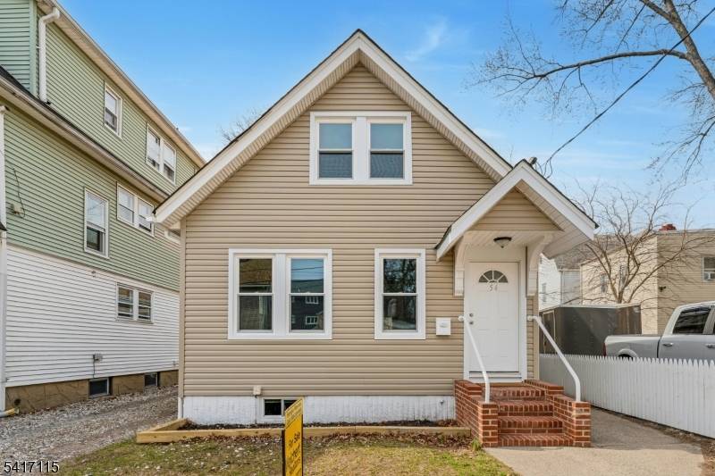 Cozy Cape is ready to move right in !