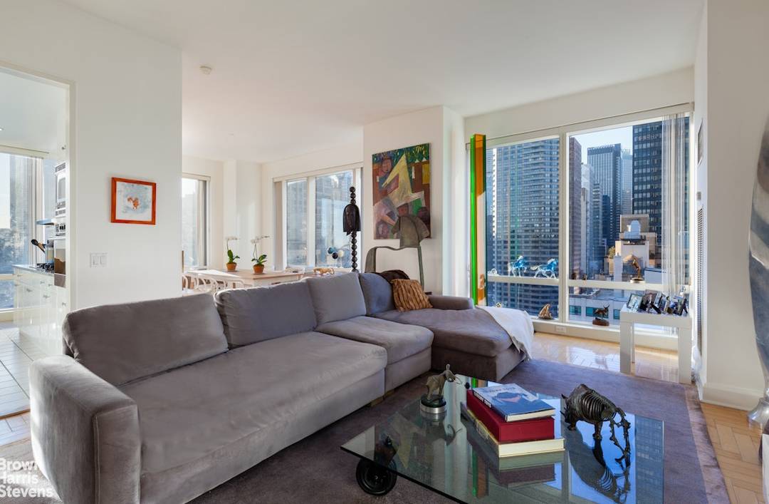 Priced below 1400 Sf this ultra spacious convertible three bedroom, two and half bath ; 1589 Sf, at the renowned United Nations Plaza, this E layout has all the features ...