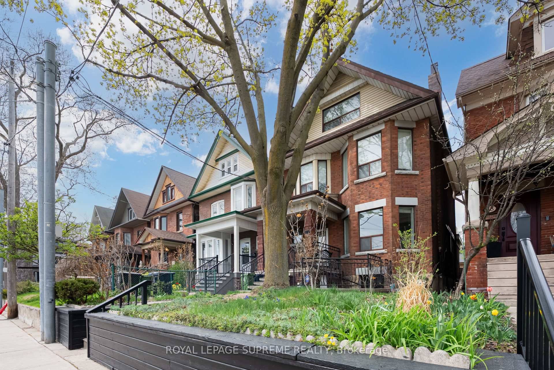 Spacious and flexible layout in this bright 3 bedroom living room unit in a quiet and convenient neighbourhood.