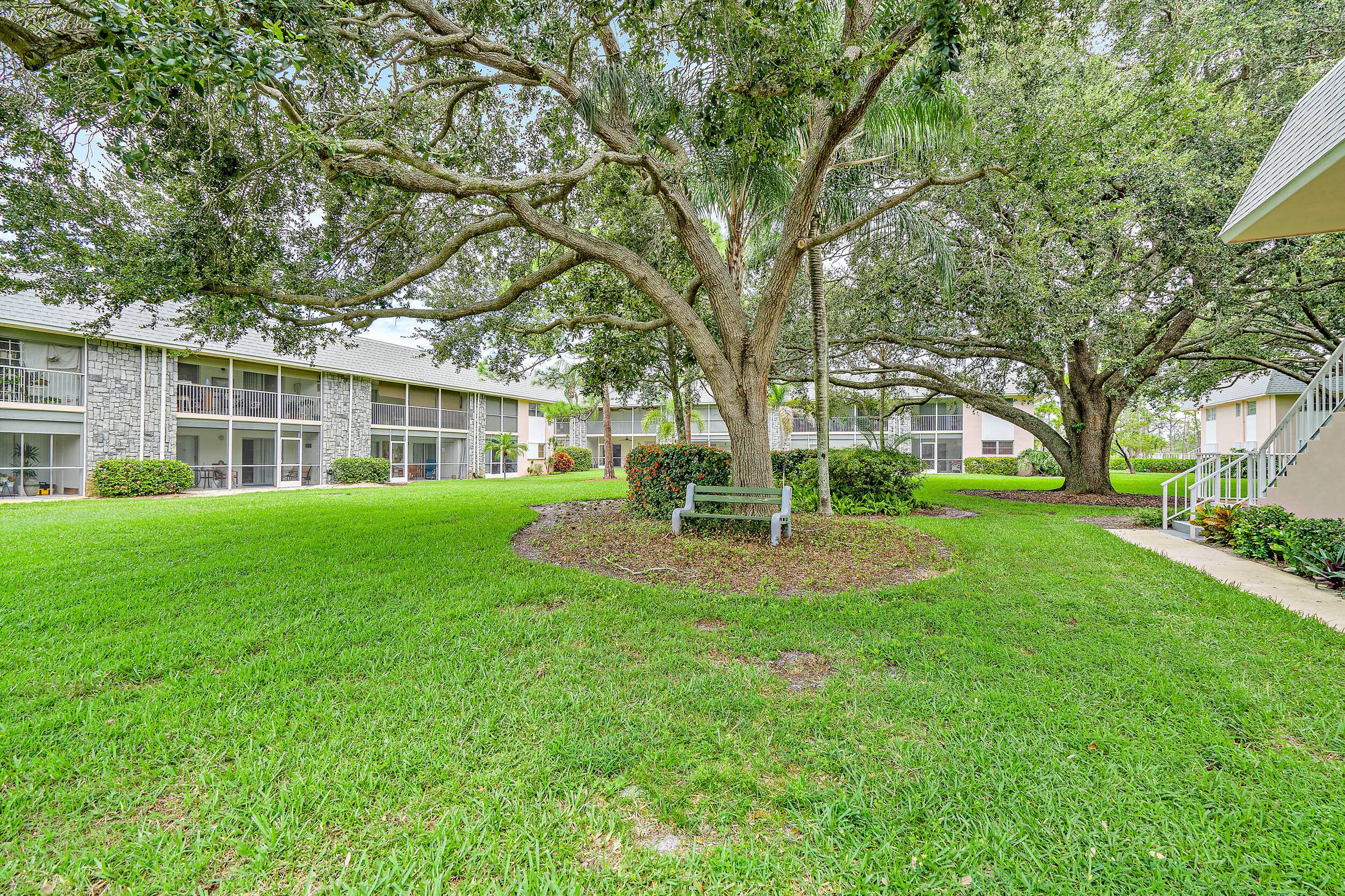 Charming 1 bedroom, 1 bath condo in the 55 community of Little Club in Tequesta.