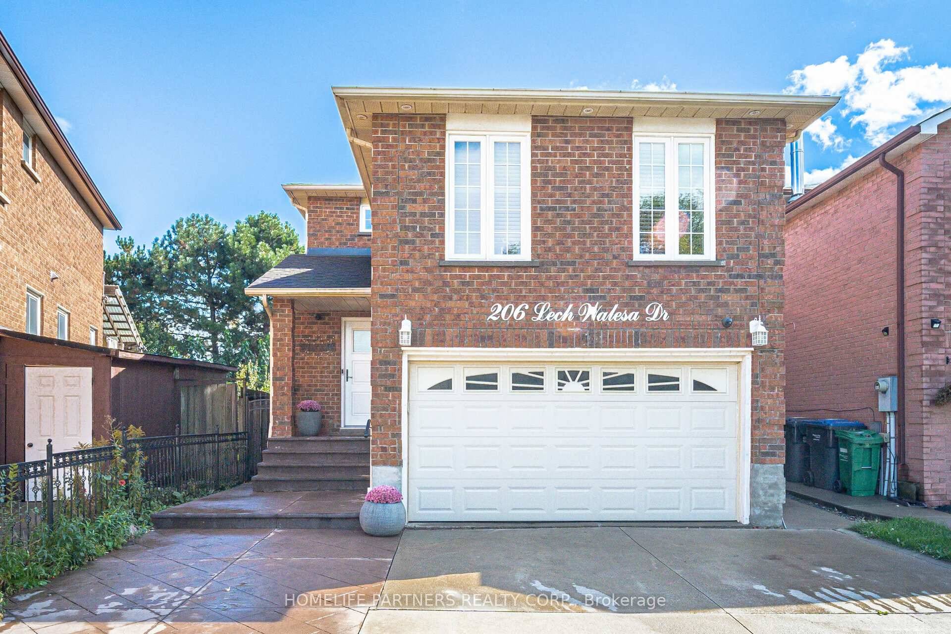 Beautiful Well Maintained Detached Home Minutes To Downtown Mississauga And Square One Shopping Centre.