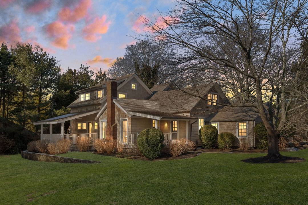 Amagansett Lanes Charming Designer Decorated Farmhouse.