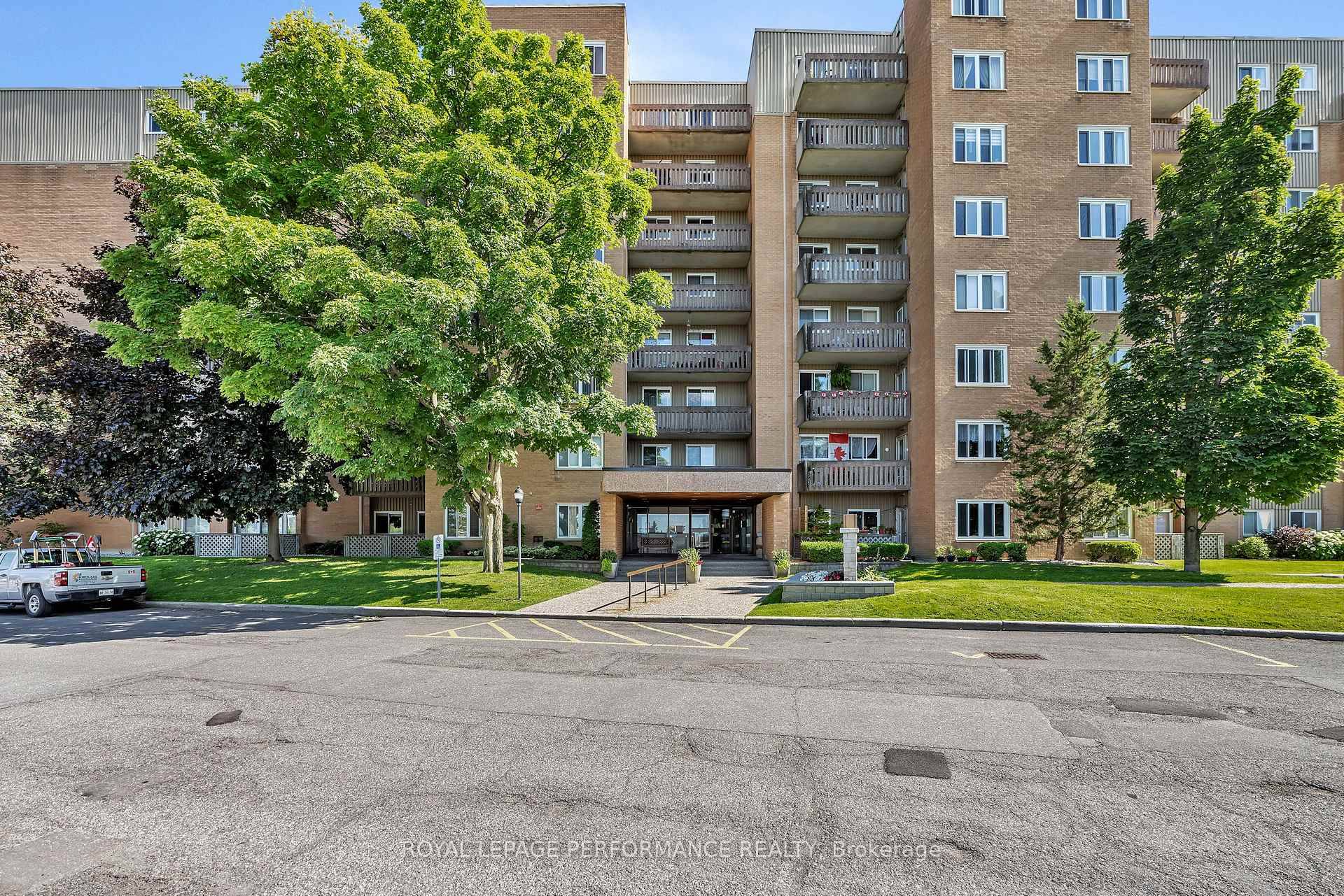 Welcome to Nordridge in sought after Beacon Hill North, an unbeatable location just steps to transit, shopping, parks, and with quick access to the highway, NRC, CSIS, Montfort Hospital, and ...