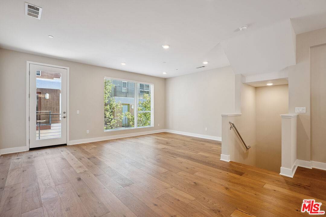 6746 W Gill Way 3BR Hollywood Hills East La