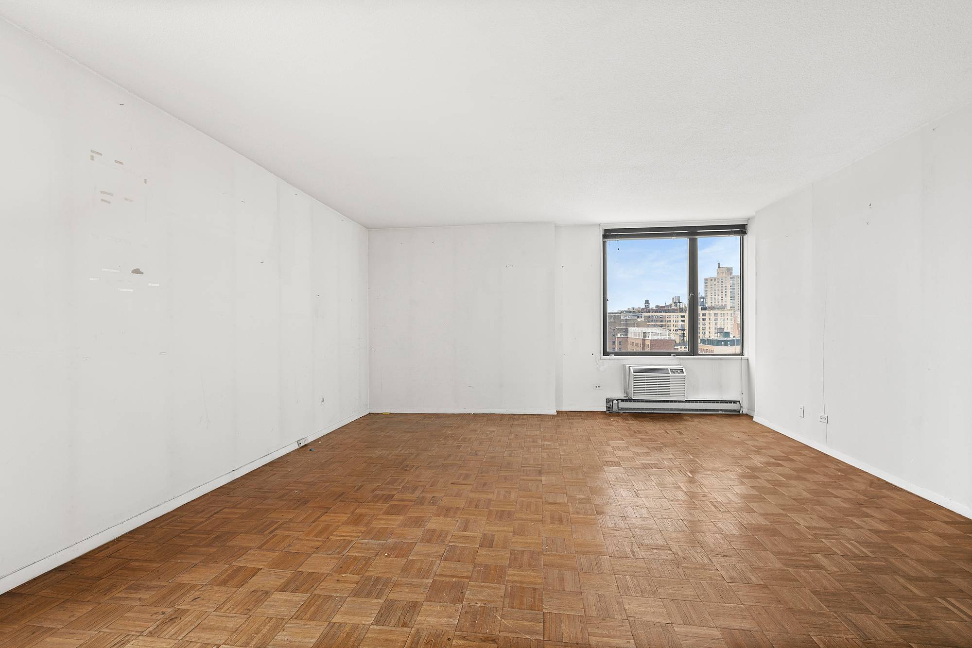 This spacious, corner one bedroom, one bathroom apartment has spectacular views.