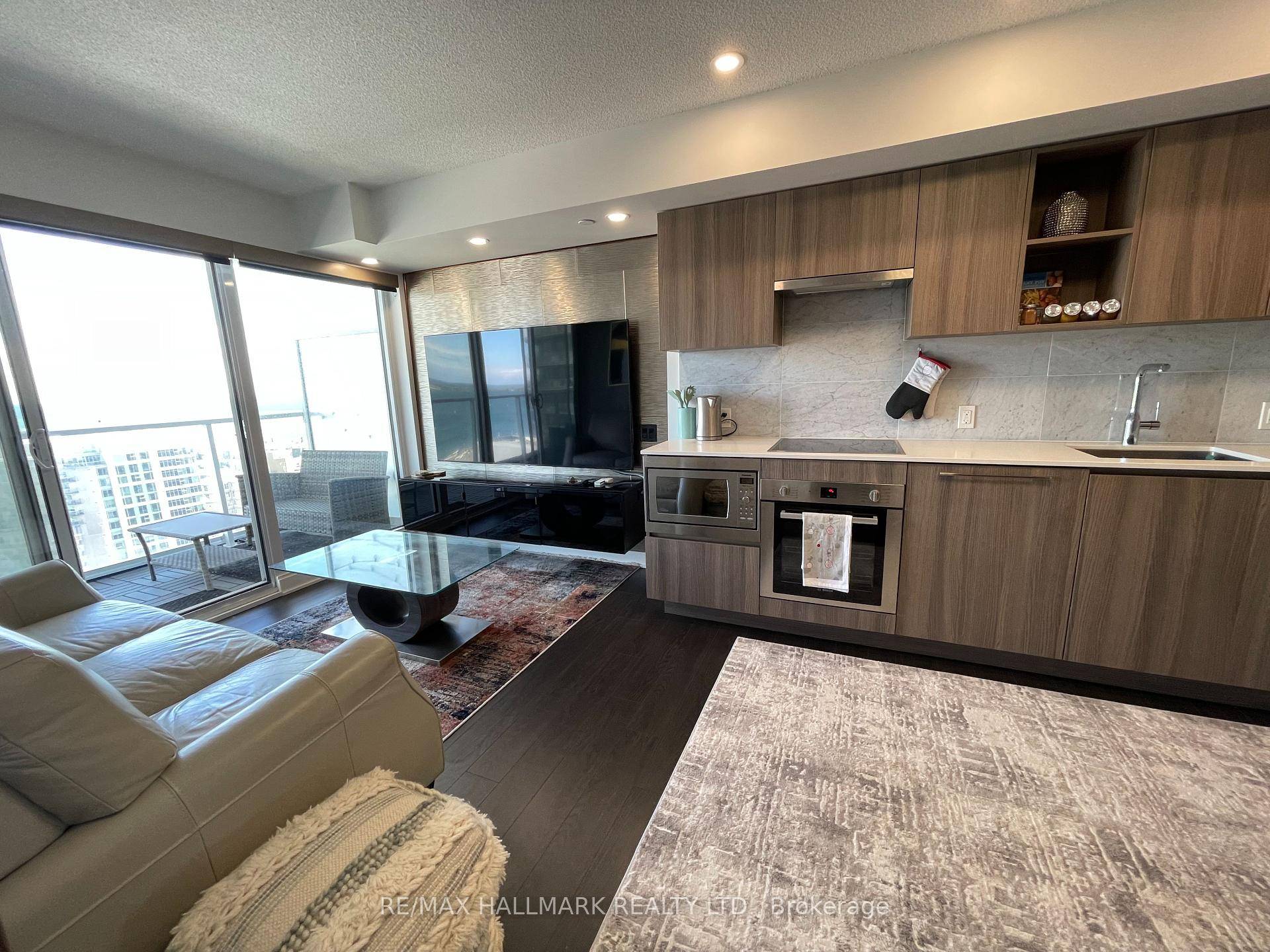 Luxurious 1 1 Condo with Stunning City amp ; Lake Views The Lakeshore at City Place.