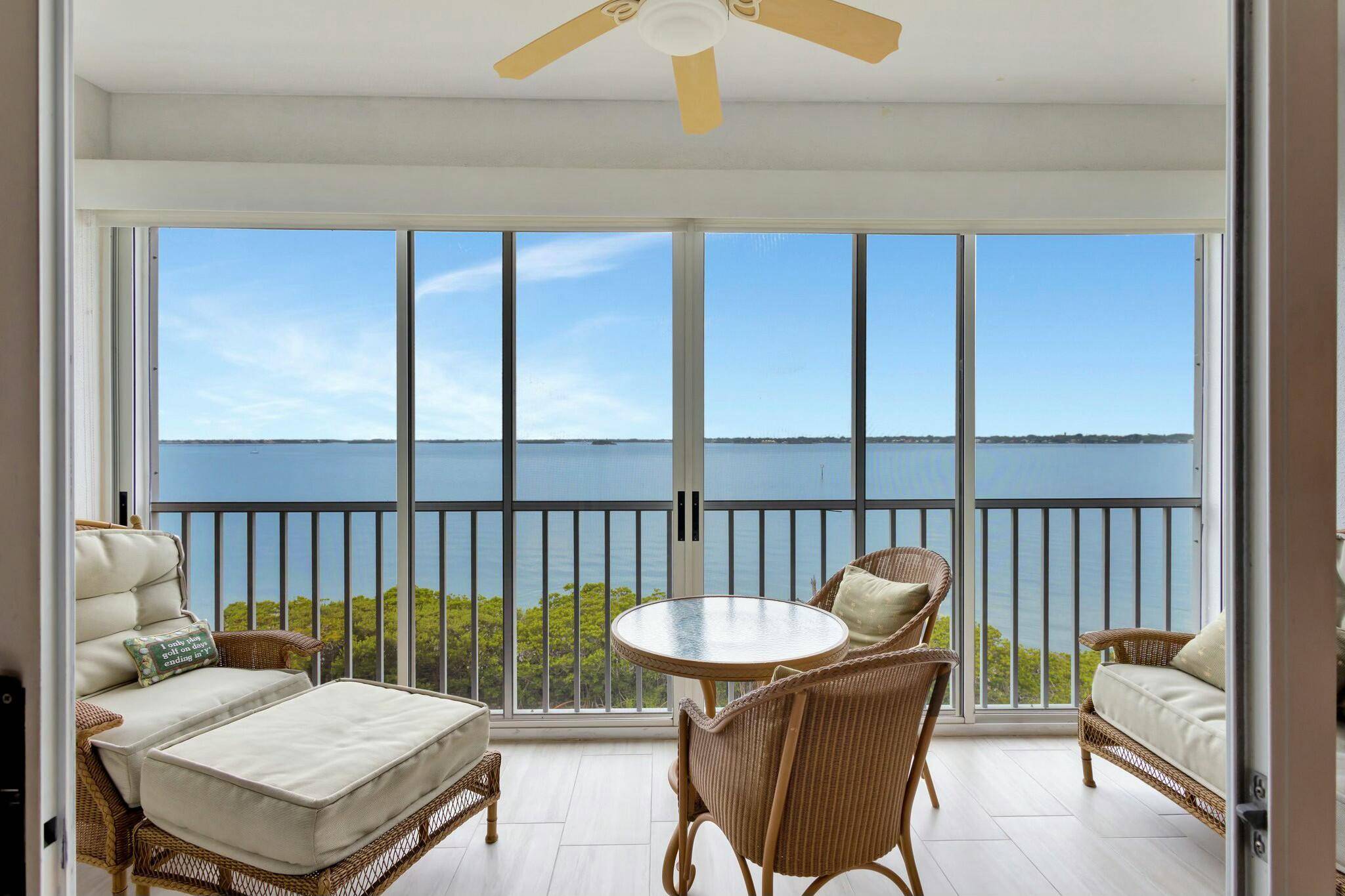 Welcome to your dream waterfront retreat !