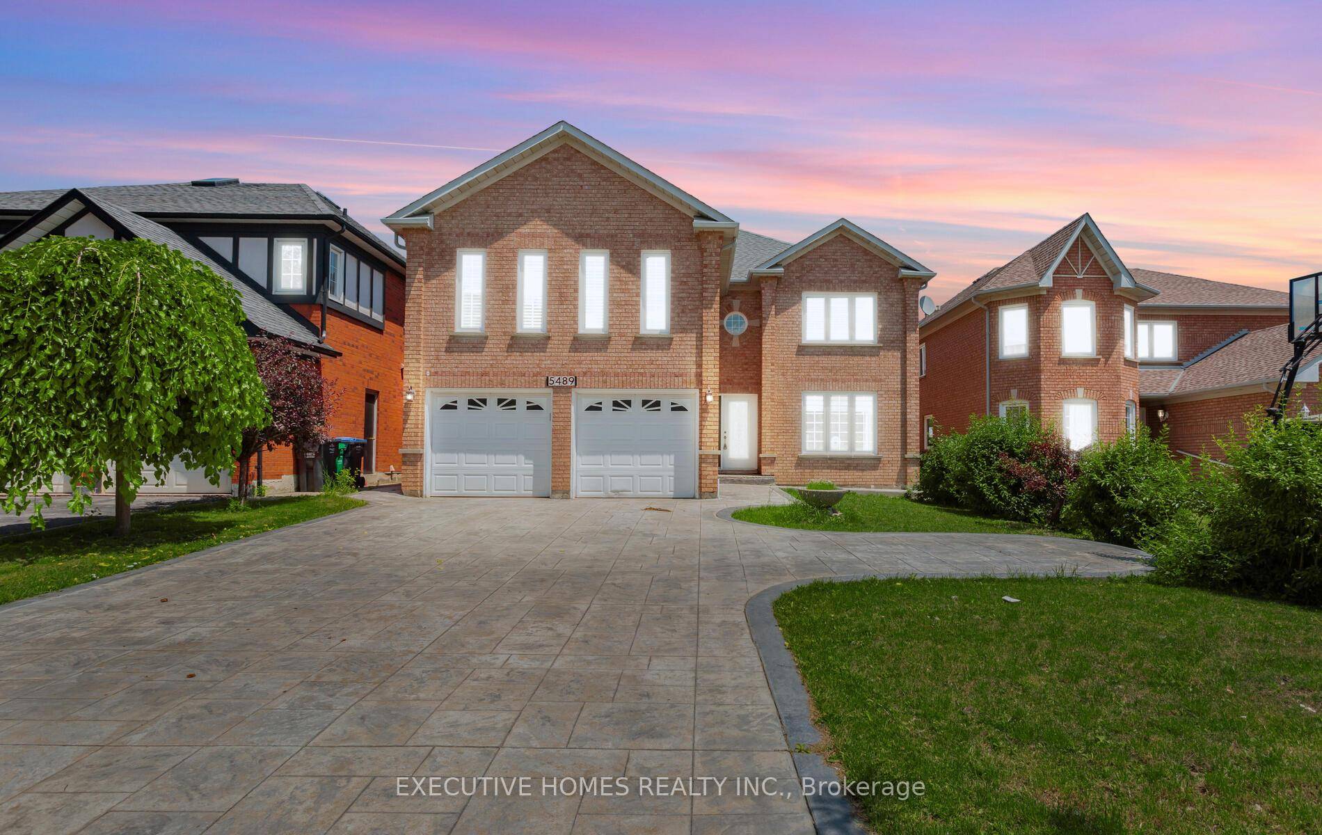 Fantastic opportunity to own a beautifully maintained 5 bedroom detached home in the highly sought after Central Erin Mills community !