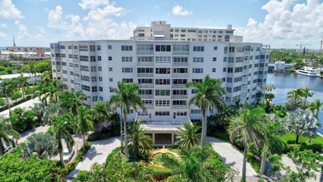 This prime location in the beach area provides the opportunity to partake in the best of the So Florida lifestyle.
