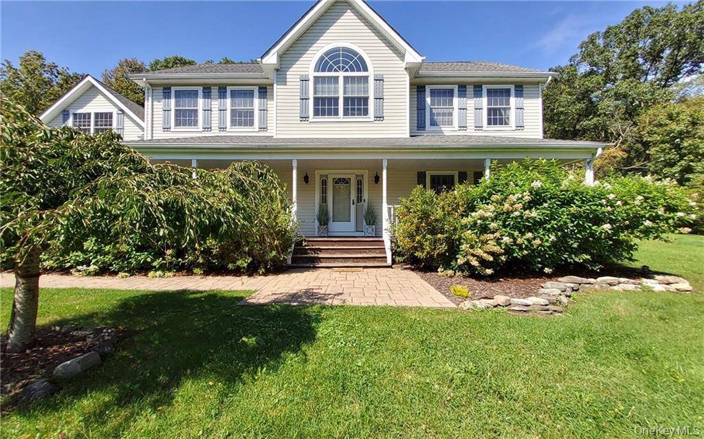 What could be a better living than this beautiful, meticulous, luxurious, and upgraded colonial house, sitting on 2.
