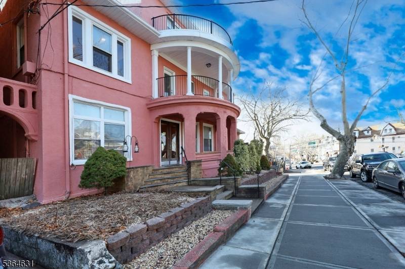 Beautifully maintained front to back first floor unit of 754sq ft.