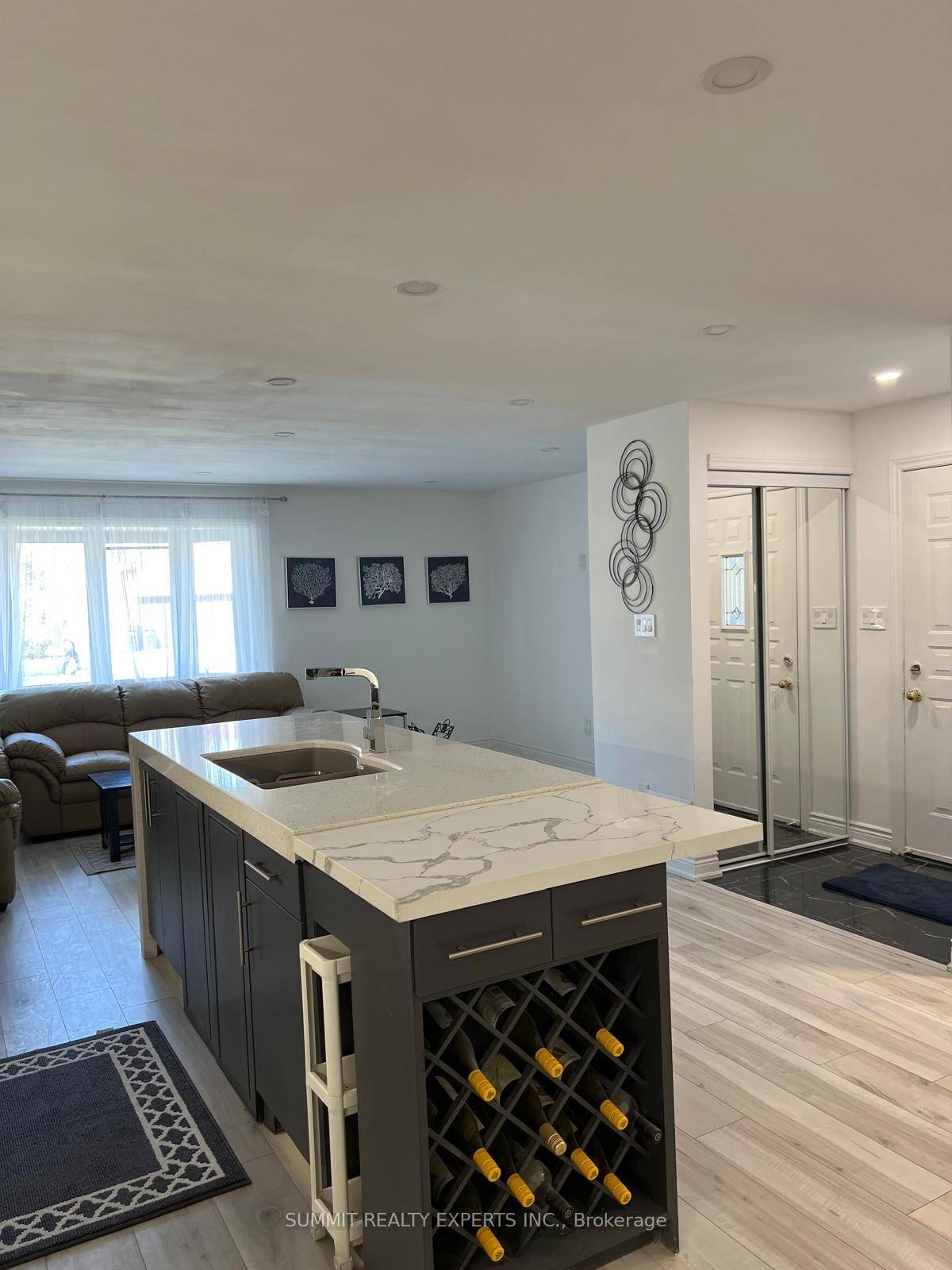 Gorgeous open concept kitchen.