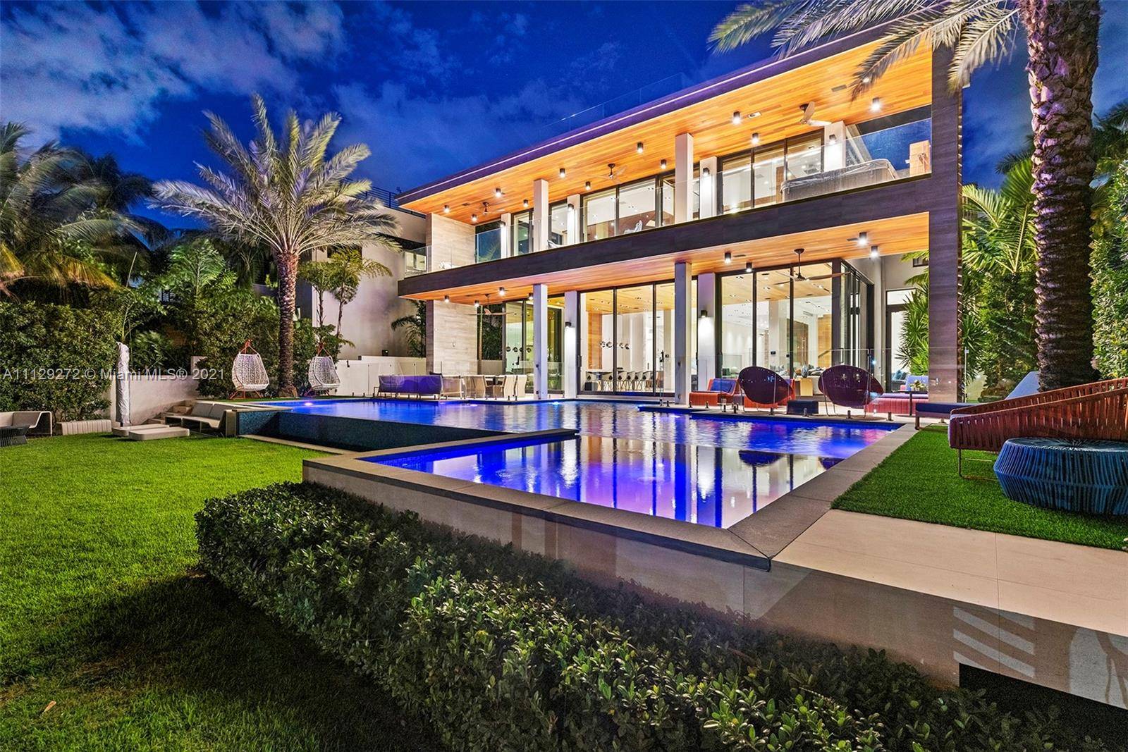 Welcome to the newly built Villa Vendome where the essence of Miami Beach waterfront living captures your eyes from the moment you step inside.