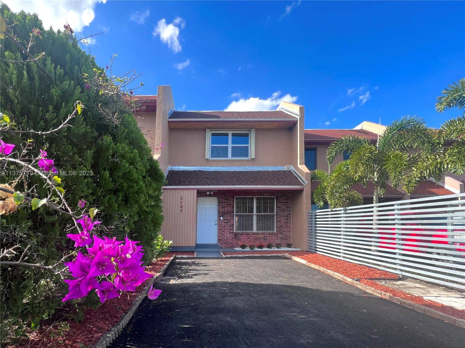 Beautiful and renovated townhouse in a great location of Miami Gardens.