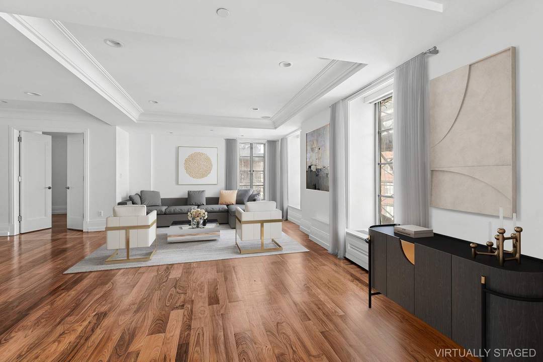 This elegant three bedroom, three bathroom home is located in a prime Upper East Side location, within one of the neighborhood s most iconic full service condominiums.