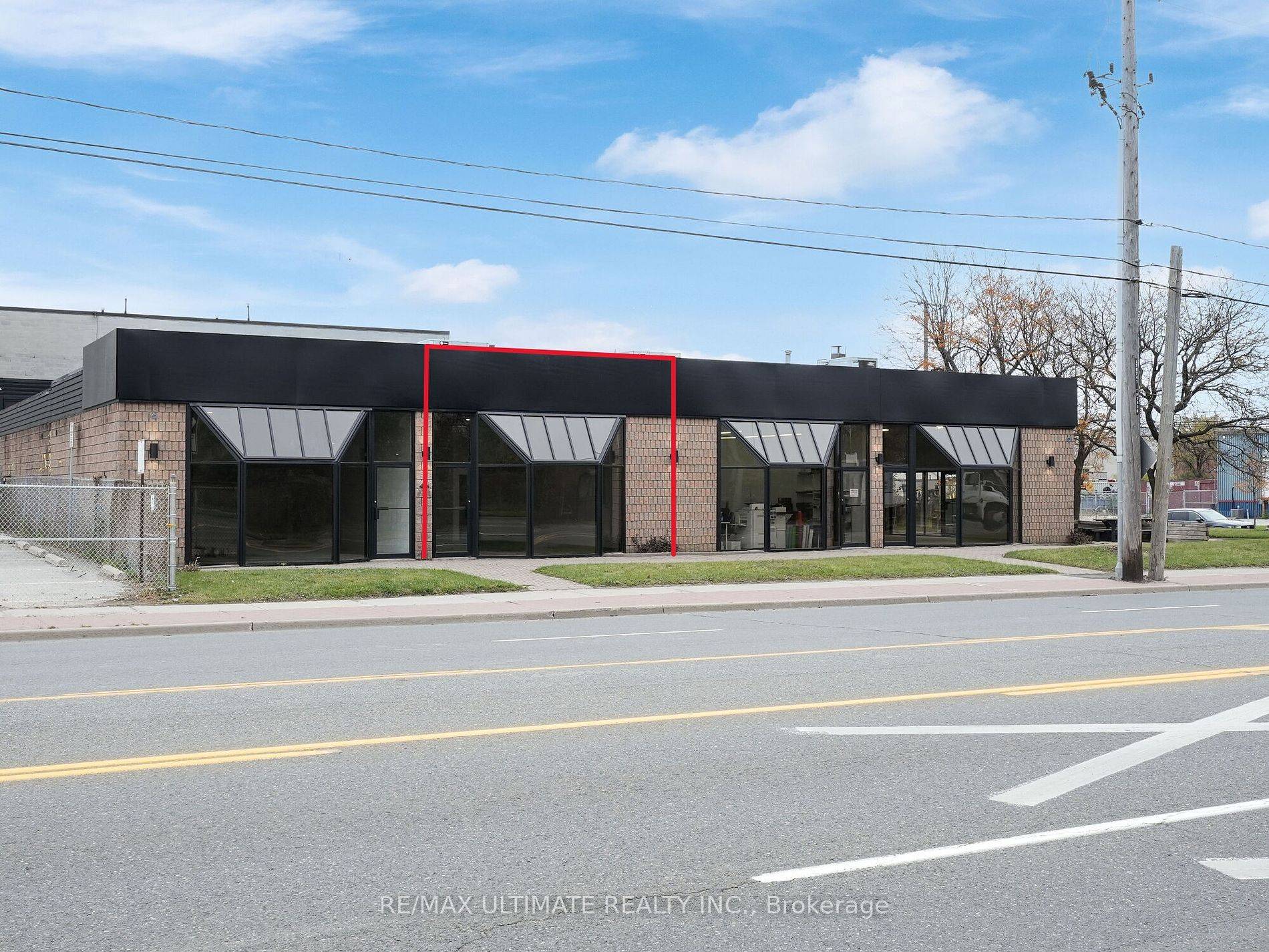 Fully Renovated Unit. Corner Retail Plaza w 150ft Of Exposure on Warden Avenue !