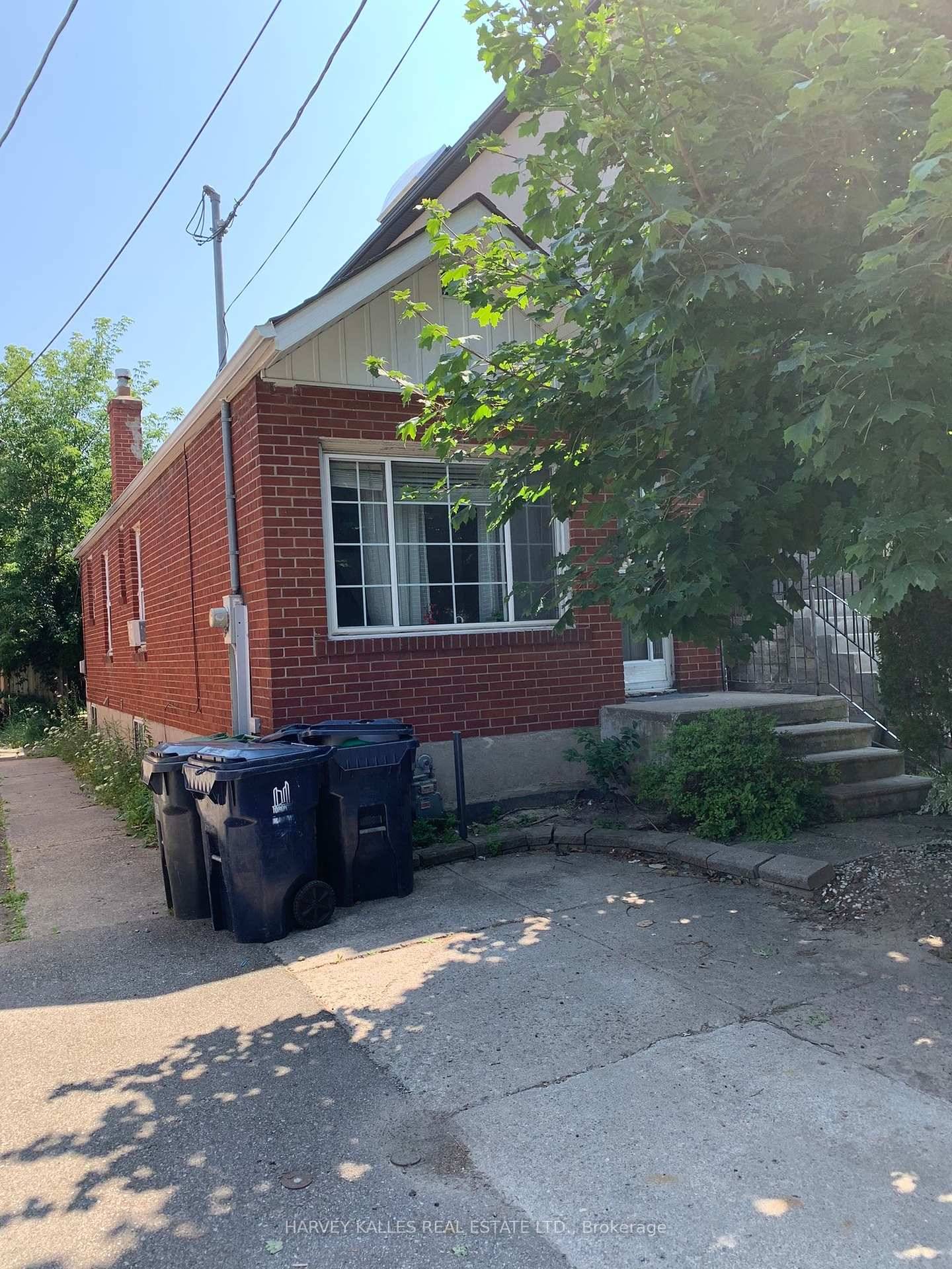 Adorable 2 Bedroom, 1 Washroom Bungalow.