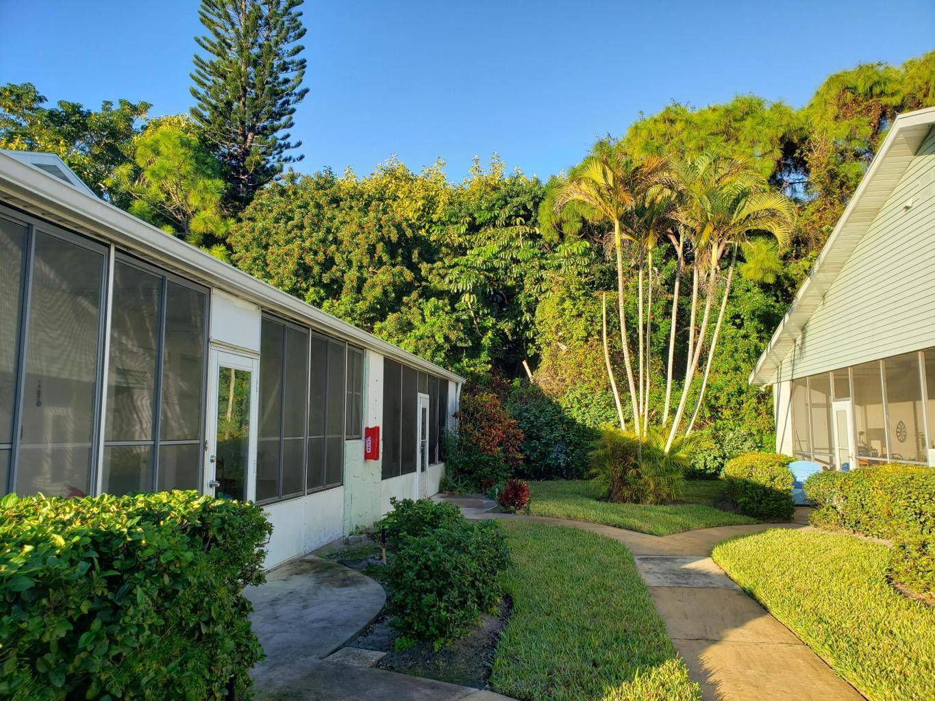 This charming condo is nestled in a peaceful neighborhood, yet conveniently located steps from excellent dining, shopping, stores and just minutes from the beach !