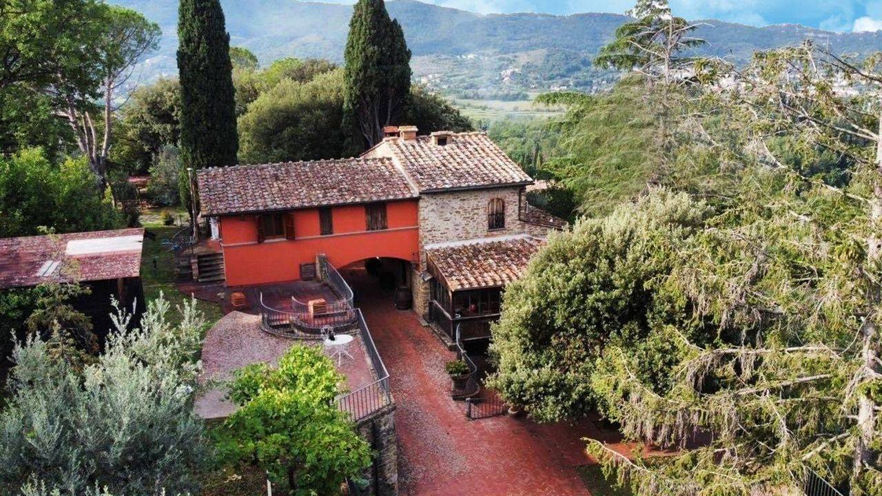 13th-century villa of 450 square metres with 8 bedrooms, 6 bathrooms, pool, panoramic view, garden and 1 hectare of land for sale in Arezzo, Tuscany.