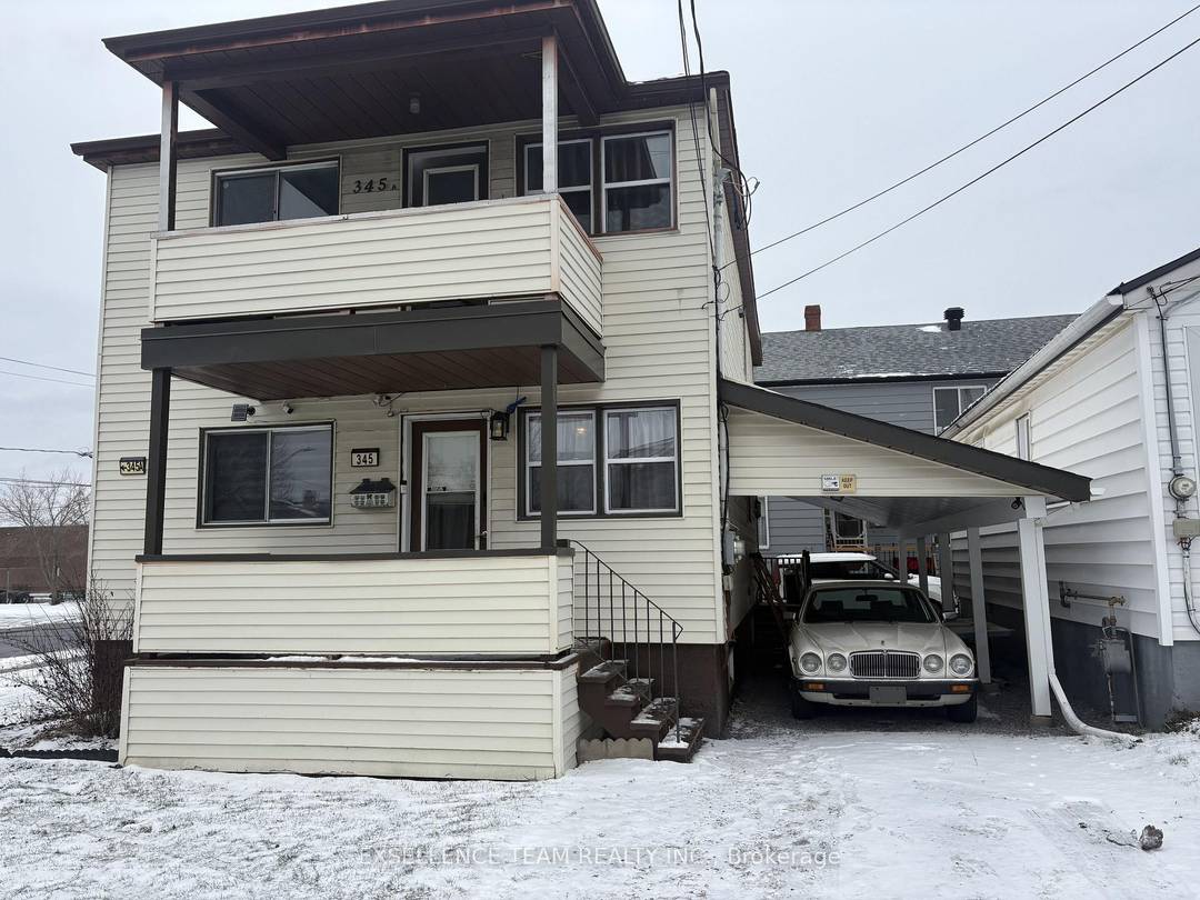 This downtown duplex presents a great opportunity for investors looking to build equity and generate rental income !