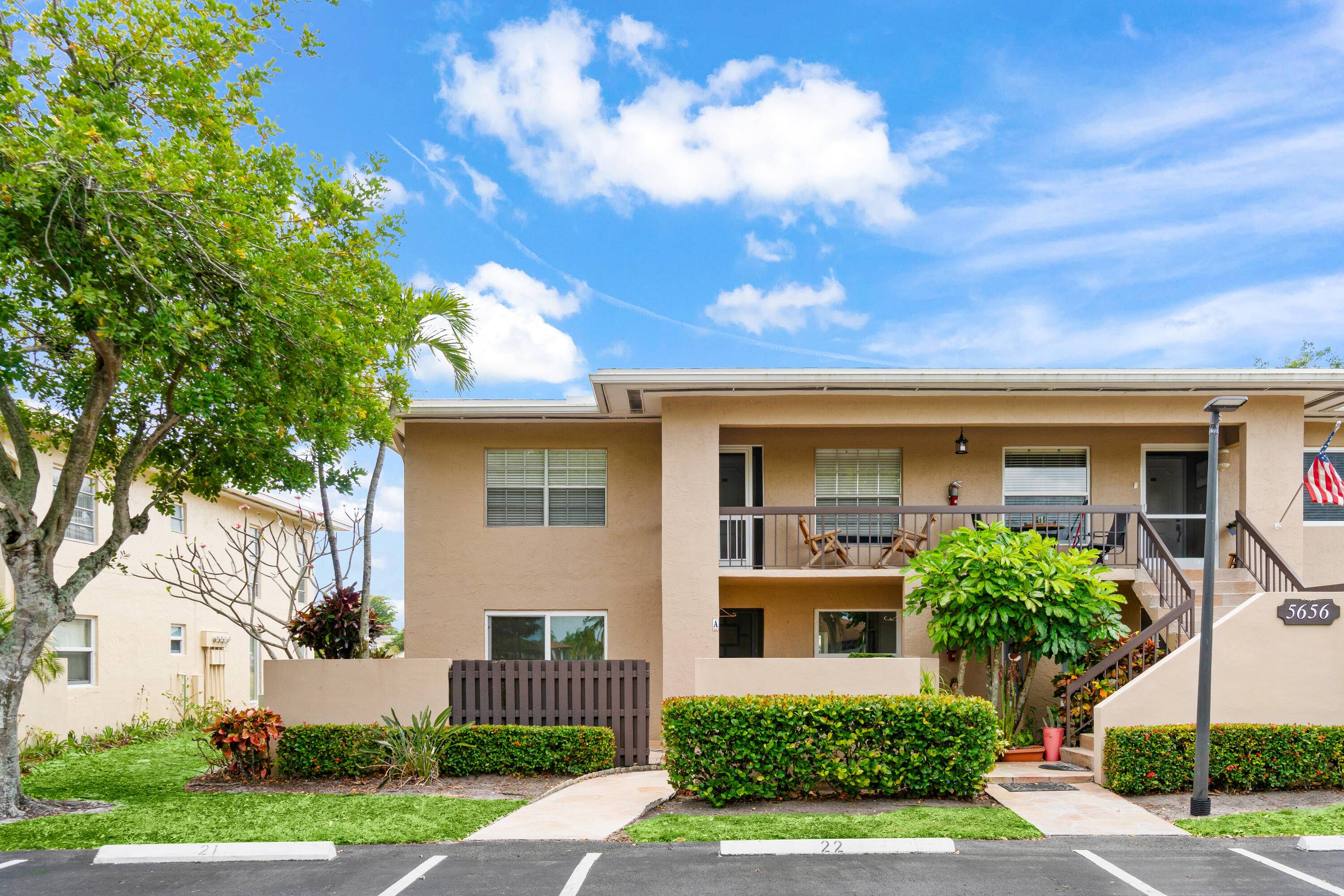 Welcome to this bright and spacious 2 bedroom, 2 bath unit in the highly sought after Palm Greens community of Delray Beach.