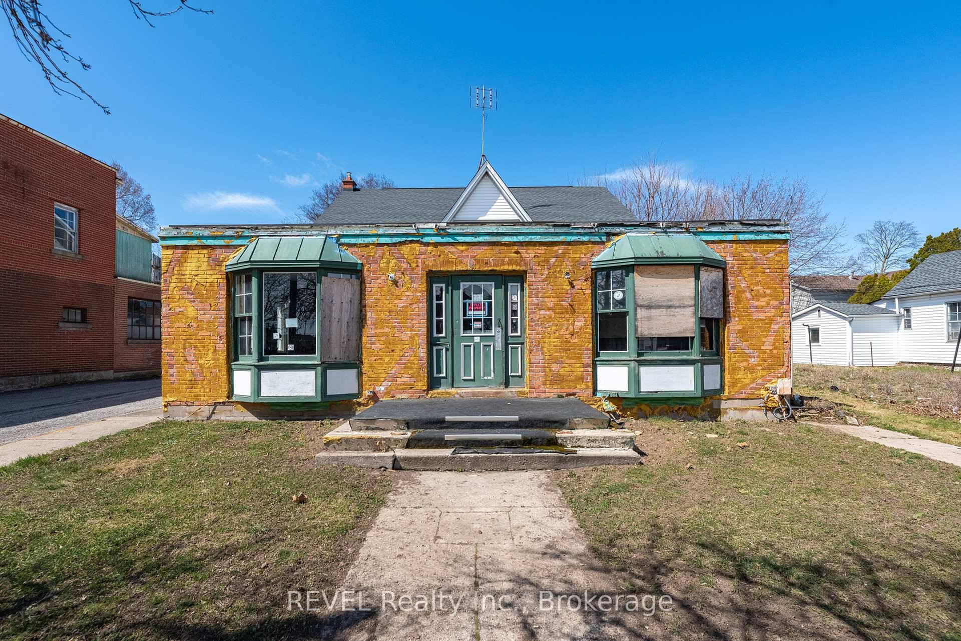 131 Niagara St. Commercial Building with 2 Bedroom Apartment and Development Potential Located in the heart of St.