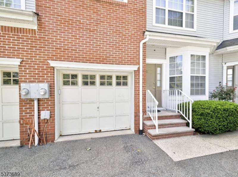 Commuters dream. Walk to NY bus or shopping.