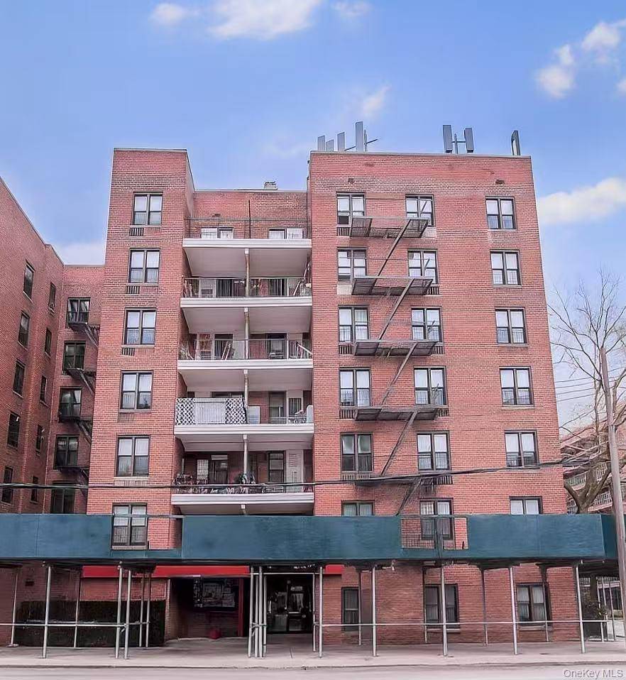 Spacious 2 Bedroom, 1 Bath Co op in the heart of Flushing !