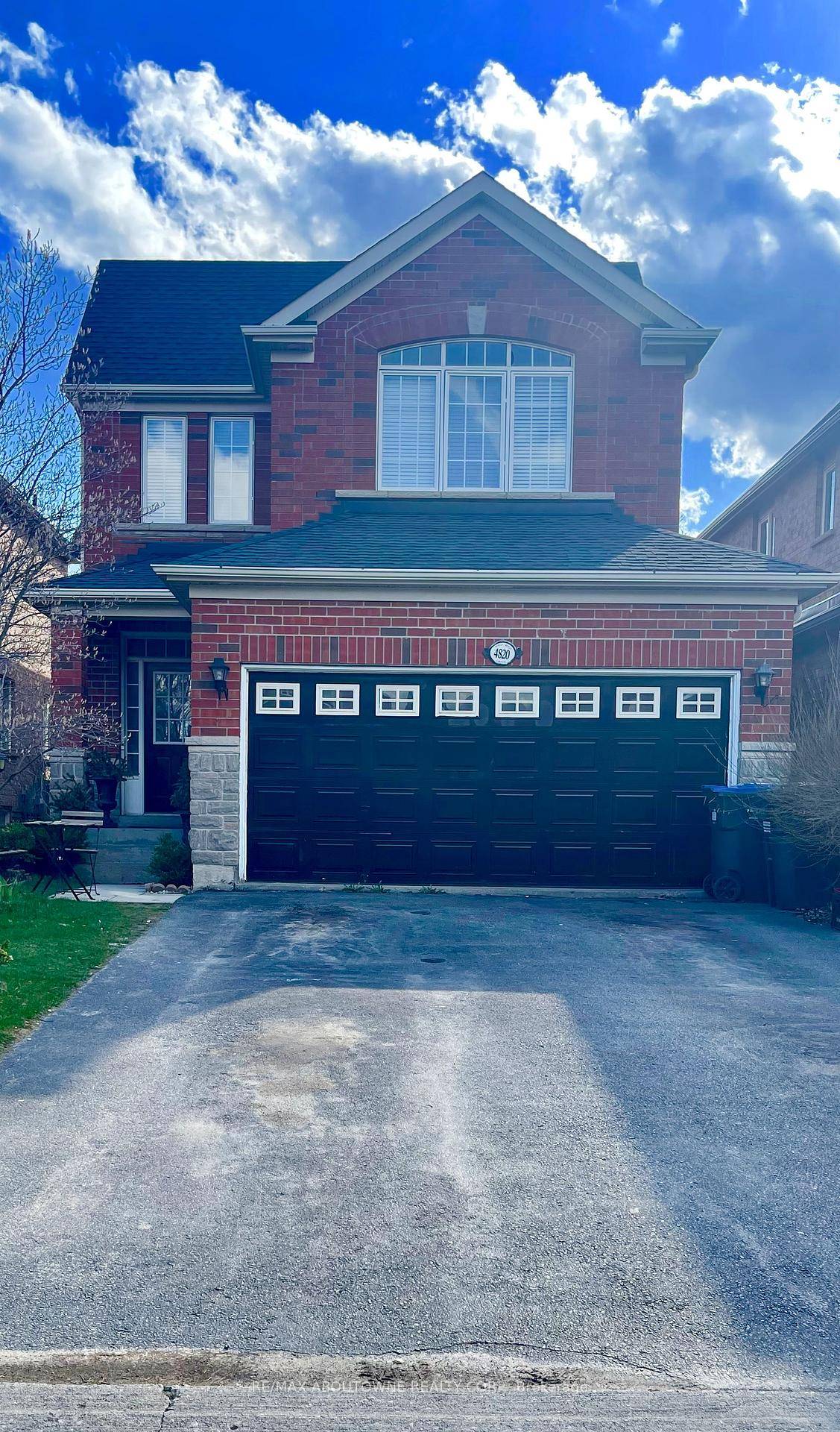 Beautiful Legal 2 Bedroom Lower Level Suite with Private Entrance !