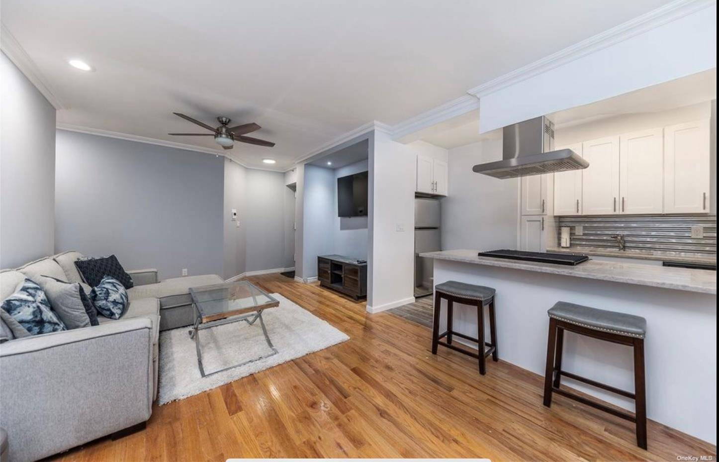 Beautiful 2 Bedroom Condo Steps from the Ocean Parking Included Live the beach lifestyle in this beautifully maintained 2 bedroom, 1 bath condo just steps from the sand and surf.
