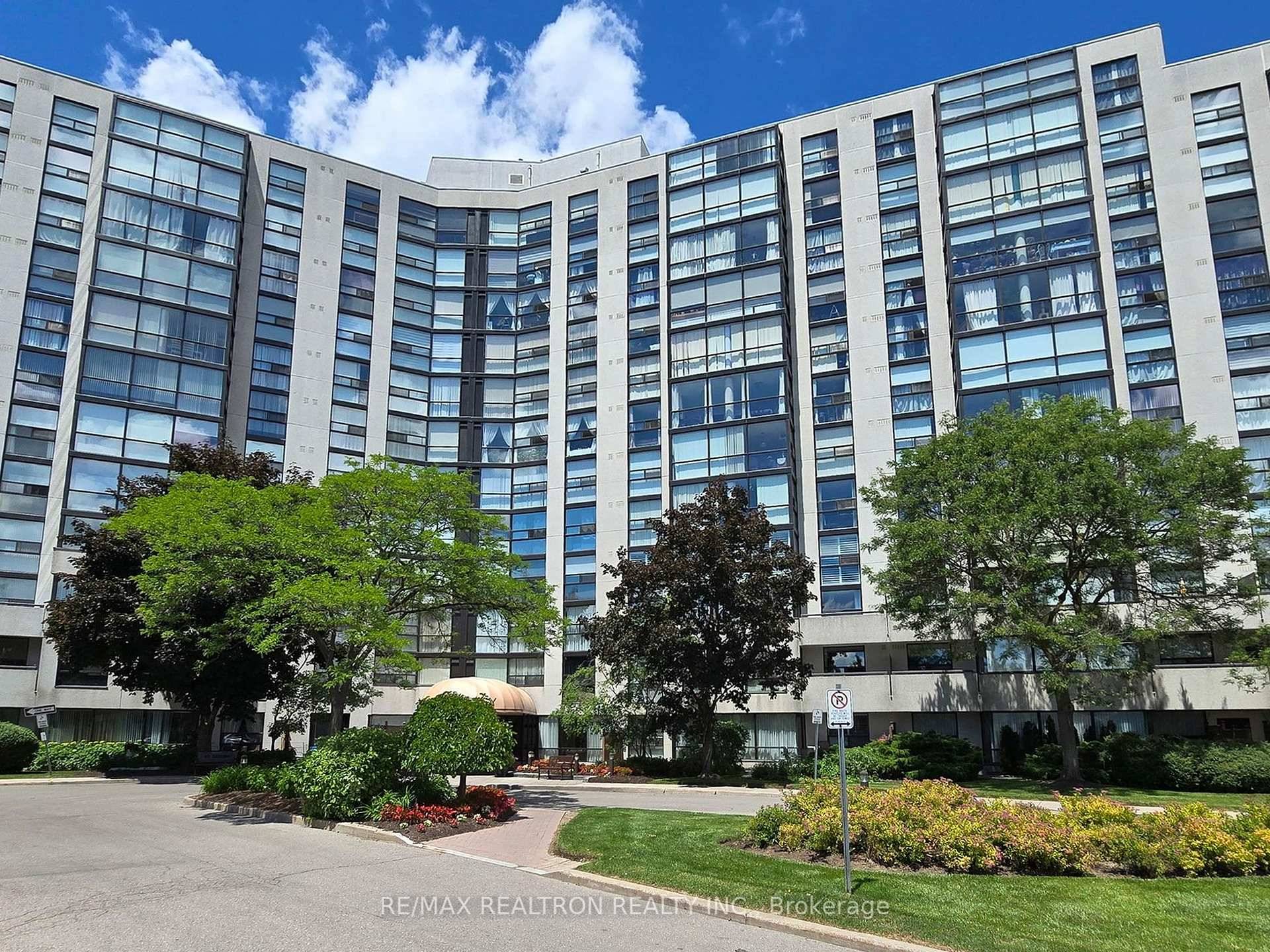 Spacious 1 1 Bedroom Condo in the Prestigious Dynasty Complex !