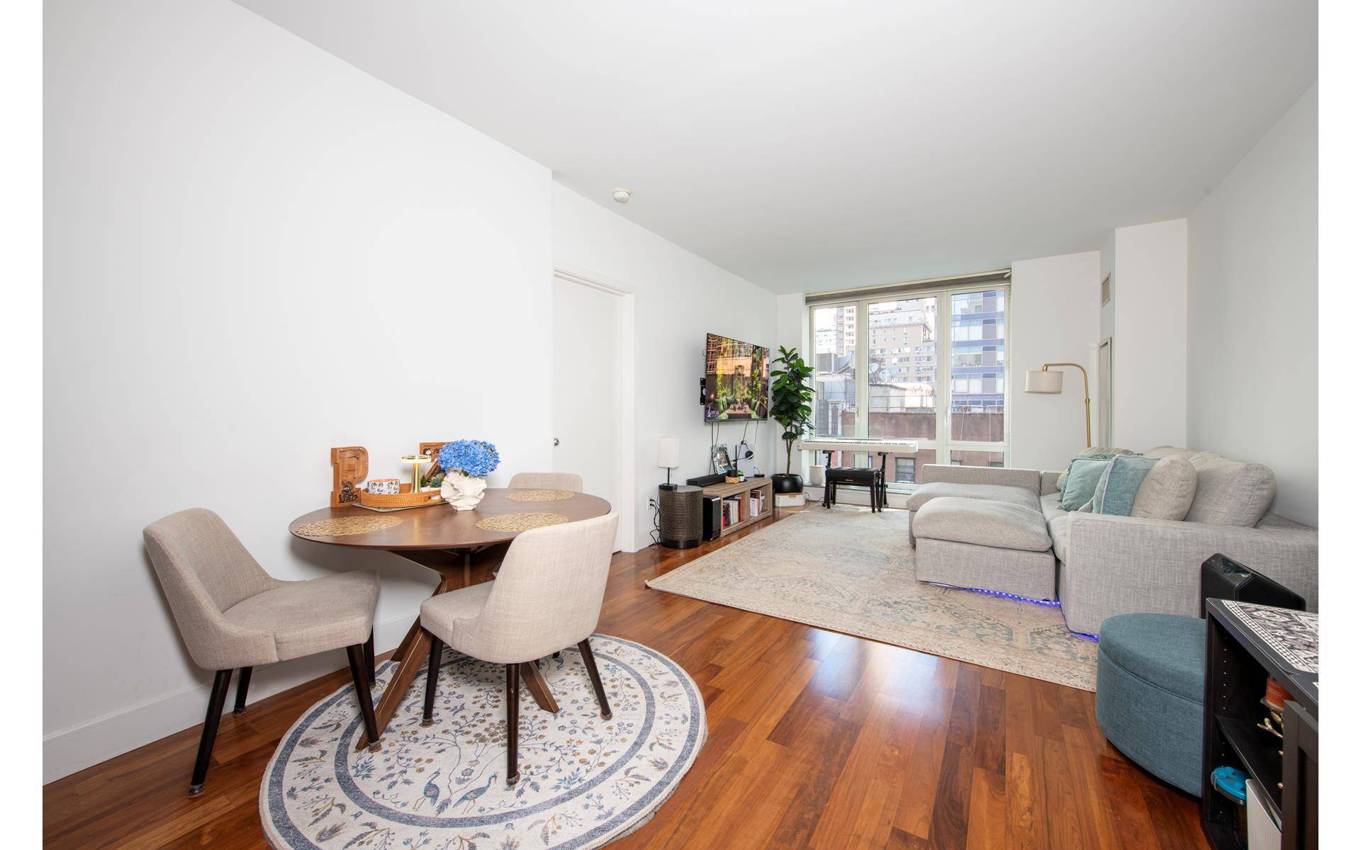 Beautiful Condo ! You will know by the exquisite stone, masonry and glass exterior designed by Davis Brody Bond, this is no ordinary building !