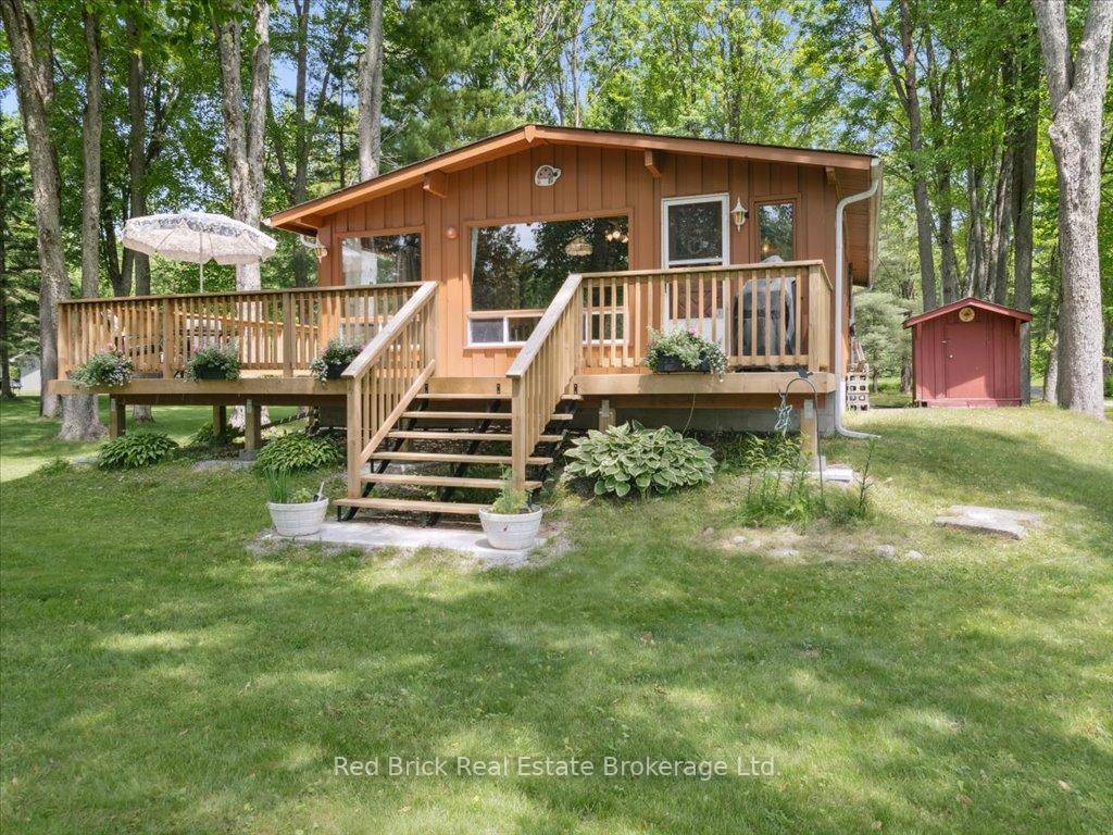 Welcome to this warm and inviting 3 bedroom retreat on the Severn River, part of the renowned Trent Severn Waterway and just a 15 minute leisurely boat ride to Sparrow ...