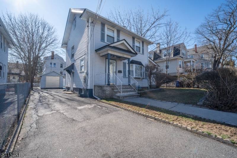 This well maintained, single family home offers 3 bedrooms and 2 bathrooms across approximately 1, 328 square feet.