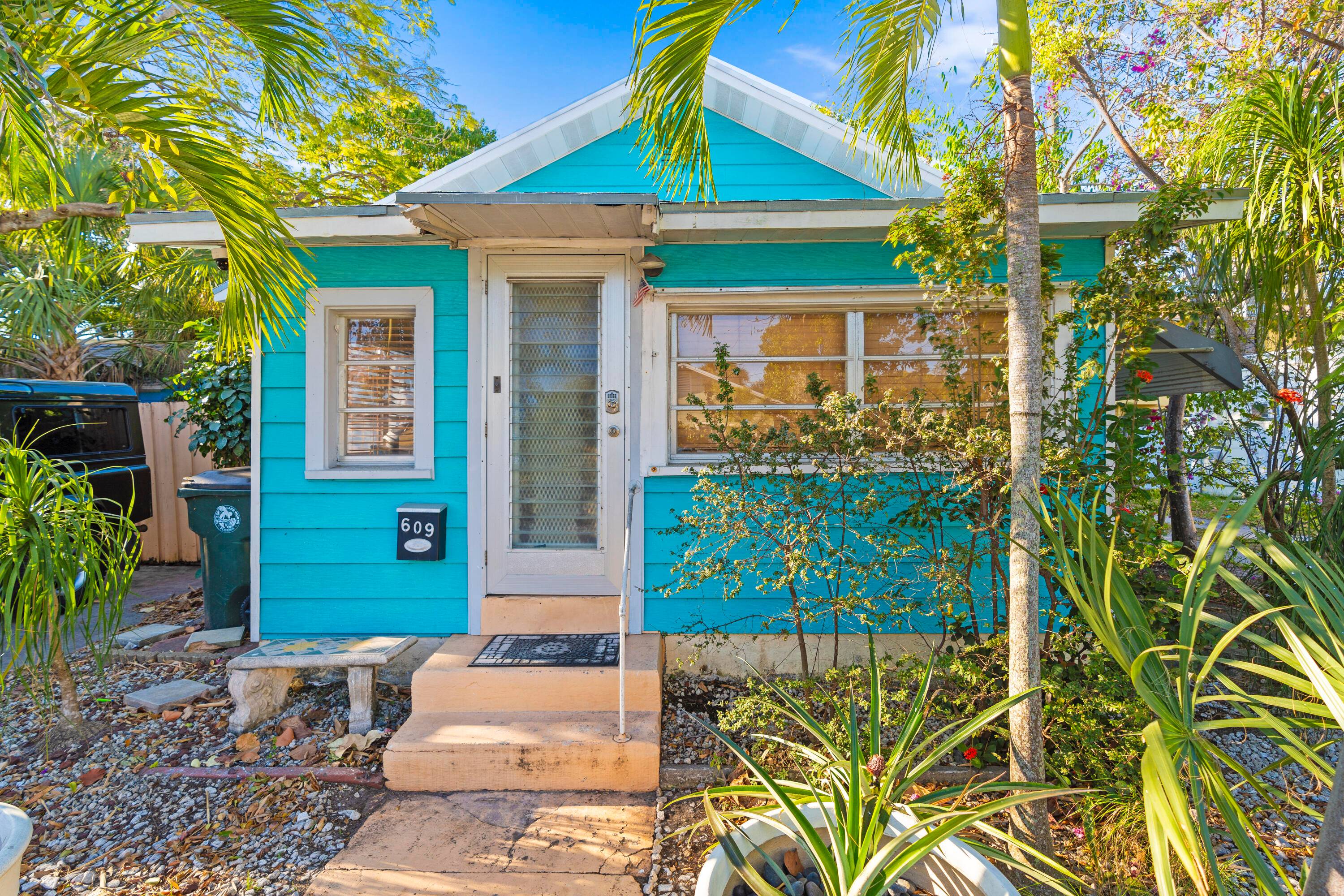 Don't miss this rare opportunity to own the coziest single family home in Downtown Jewel, closest to Lake Ave, right in the heart of Lake Worth Beach's historic district.