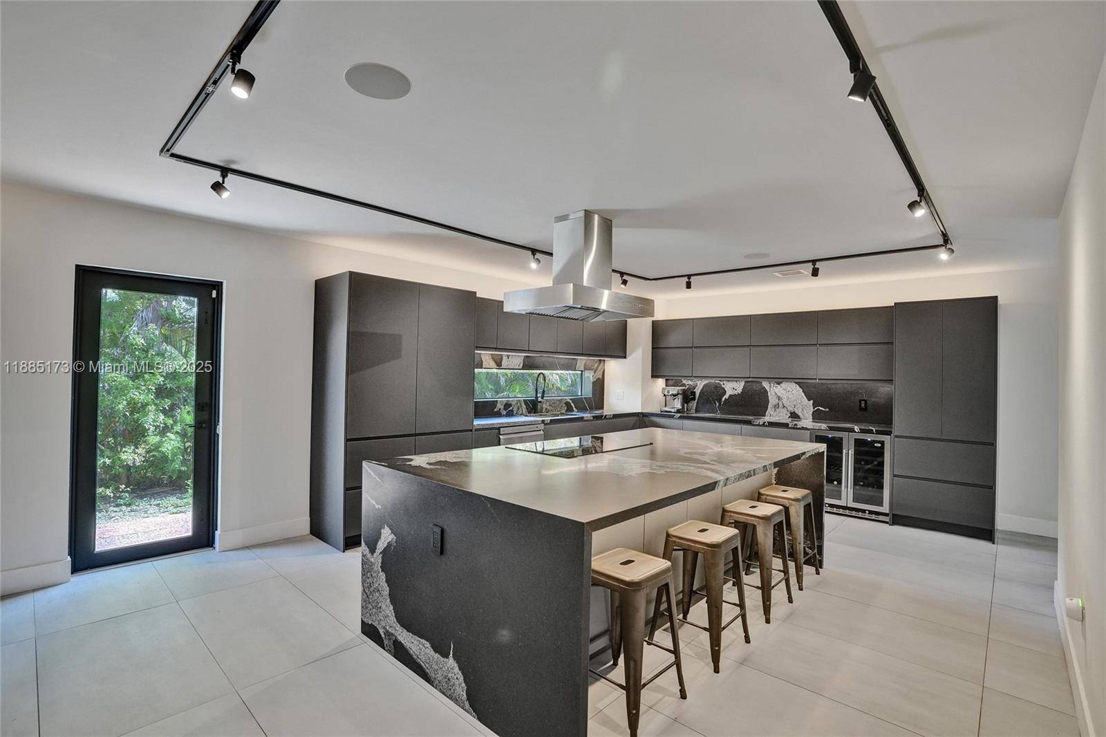 Stunning 4BD 3. 5BA Estate on Nearly an Acre in Miami !