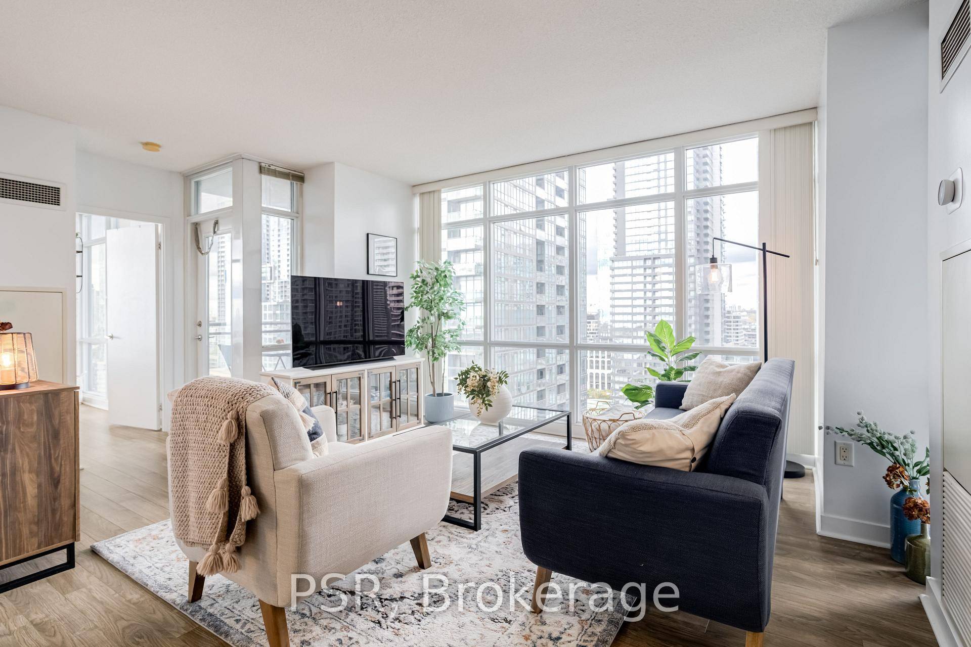 Immaculate amp ; Stunning Corner Suite in the Heart of Downtown !