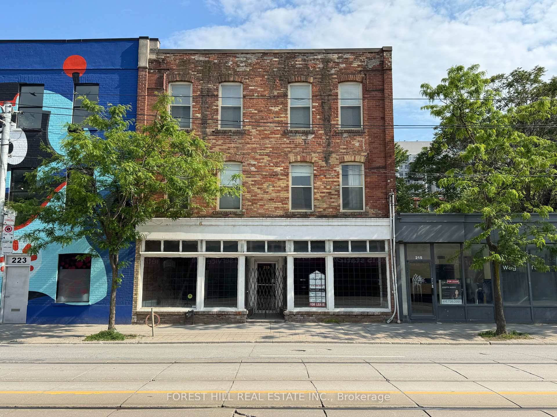 Bright amp ; Spacious 1500 Sf Space With 2 Large Windows Fronting On Queen St amp ; Moss Park.