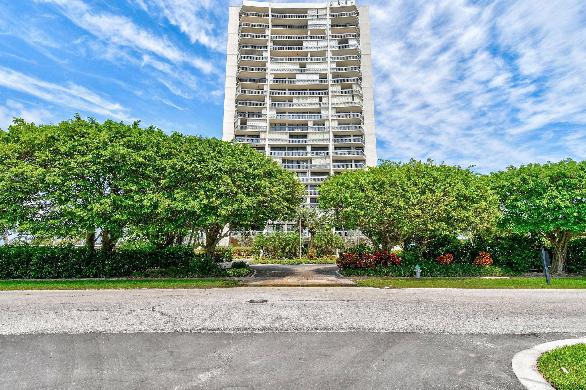 Welcome to your opportunity to own a stunning condo in the heart of West Palm Beach !
