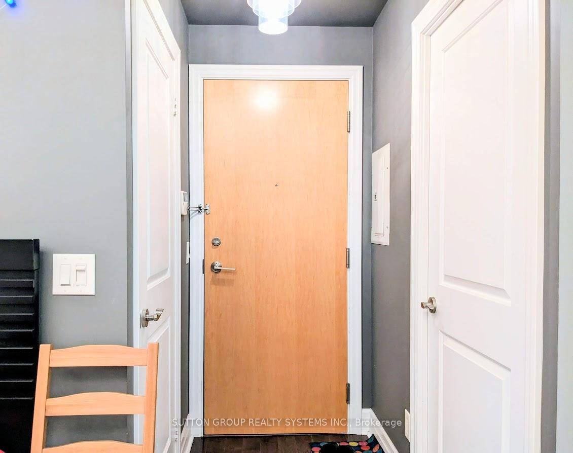 This Bright And Spacious Studio Unit Offers high Ceilings.